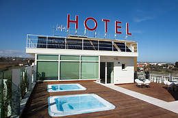 Breaking Business Hotel