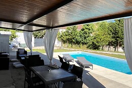 MEIO CENTER COUNTRY HOUSE